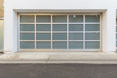 Puerta Del Garaje Con Las Ventanas Foto De Archivo Imagen De Entryway Casero 66539960