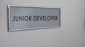 Puerta menor de la oficina del desarrollador, mano que golpea, supervisor del software, industria de IT metrajes Puerta menor de la oficina del desarrollador, mano que golpea, supervisor del software, industria de IT metrajes