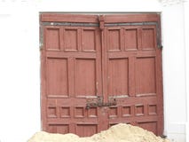Puerta principal de un edificio viejo, arruinado, la vieja puerta principal fotografía de archivo libre de regalías Puerta principal de un edificio viejo, arruinado, la vieja puerta principal fotografía de archivo libre de regalías