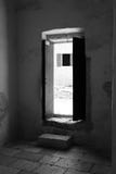 Puerta vieja de la casa abierta ver la calle imagenes de archivo Puerta vieja de la casa abierta ver la calle imagenes de archivo