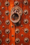 Puerta y golpeador de madera viejos Fotografía de archivo Puerta y golpeador de madera viejos Fotografía de archivo