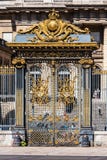 Puertas de oro de la entrada al palacio de la justicia Palais de Justic Imagen de archivo libre de regalías Puertas de oro de la entrada al palacio de la justicia Palais de Justic Imagen de archivo libre de regalías