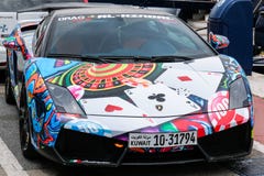 PUERTO BANUS, ANDALUCIA/SPAIN - 6 DE JULIO: Lamborghini parqueó en P foto de archivo libre de regalías PUERTO BANUS, ANDALUCIA/SPAIN - 6 DE JULIO: Lamborghini parqueó en P foto de archivo libre de regalías