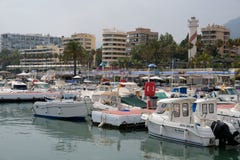 PUERTO BANUS, ANDALUCIA/SPAIN - 6. JULI: Ansicht des Hafens herein stockbilder PUERTO BANUS, ANDALUCIA/SPAIN - 6. JULI: Ansicht des Hafens herein stockbilder