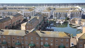 Puerto deportivo Sussex del este Inglaterra Reino Unido de Brighton cerca de Eastbourne con el tiempo hermoso Puerto deportivo Sussex del este Inglaterra Reino Unido de Brighton cerca de Eastbourne con el tiempo hermoso