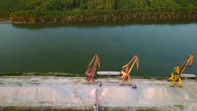 Puerto industrial del cargo con las grúas en el río Danubio metrajes Puerto industrial del cargo con las grúas en el río Danubio metrajes