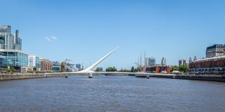 Puerto Madero i Puente De Los angeles Mujer Kobieta most - Buenos Aires, Argentyna obrazy stock Puerto Madero i Puente De Los angeles Mujer Kobieta most - Buenos Aires, Argentyna obrazy stock