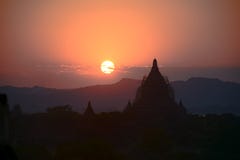 Puesta del sol al lado de Bagan Temple en Myanmar fotos de archivo Puesta del sol al lado de Bagan Temple en Myanmar fotos de archivo