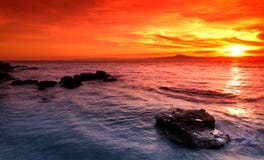 Puesta del sol asombrosa sobre paisaje marino rocoso foto de archivo libre de regalías Puesta del sol asombrosa sobre paisaje marino rocoso foto de archivo libre de regalías