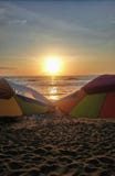 Puesta del sol con el paraguas en la playa mis vacaciones en Tailandia foto de archivo Puesta del sol con el paraguas en la playa mis vacaciones en Tailandia foto de archivo