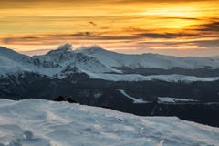 Puesta del sol de las montañas balcánicas imágenes de archivo libres de regalías Puesta del sol de las montañas balcánicas imágenes de archivo libres de regalías