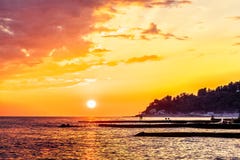 Puesta del sol de oro con los spurdikes distantes en la costa del Mar Negro en Sochi, Rusia Paisaje marino escénico hermoso del v imágenes de archivo libres de regalías Puesta del sol de oro con los spurdikes distantes en la costa del Mar Negro en Sochi, Rusia Paisaje marino escénico hermoso del v imágenes de archivo libres de regalías