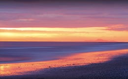 Puesta del sol de oro en la playa foto de archivo libre de regalías Puesta del sol de oro en la playa foto de archivo libre de regalías