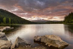 Puesta del sol del lago Trillium en Oregon fotos de archivo libres de regalías Puesta del sol del lago Trillium en Oregon fotos de archivo libres de regalías
