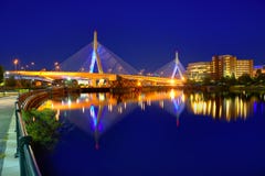 Puesta del sol del puente de Boston Zakim en Massachusetts fotografía de archivo libre de regalías Puesta del sol del puente de Boston Zakim en Massachusetts fotografía de archivo libre de regalías