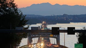 Puesta del sol del puente del lapso de tiempo del tráfico de la carretera 520 de Seattle metrajes Puesta del sol del puente del lapso de tiempo del tráfico de la carretera 520 de Seattle metrajes