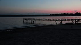 Puesta del sol del embarcadero en el lago imagen de archivo Puesta del sol del embarcadero en el lago imagen de archivo