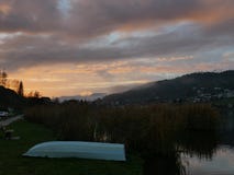 Puesta del sol en el lago en el lugar especial fotografía de archivo libre de regalías Puesta del sol en el lago en el lugar especial fotografía de archivo libre de regalías
