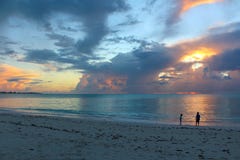 Puesta del sol en el mar, Long Island, Bahamas imagen de archivo Puesta del sol en el mar, Long Island, Bahamas imagen de archivo