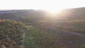 Puesta del sol en el paisaje de las montañas tiro Cielo dramático, vista de la puesta del sol en el barranco Piedras y rayos de s foto de archivo libre de regalías Puesta del sol en el paisaje de las montañas tiro Cielo dramático, vista de la puesta del sol en el barranco Piedras y rayos de s foto de archivo libre de regalías