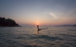 Puesta del sol en la playa de la puesta del sol en la isla de Lipe imagen de archivo Puesta del sol en la playa de la puesta del sol en la isla de Lipe imagen de archivo