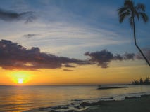 Puesta del sol en la playa de Laniakea imagenes de archivo Puesta del sol en la playa de Laniakea imagenes de archivo