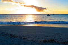 Puesta del sol en la playa imágenes de archivo libres de regalías Puesta del sol en la playa imágenes de archivo libres de regalías