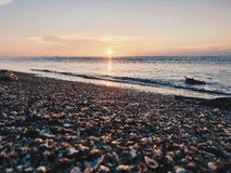 Puesta del sol en la playa imagen de archivo libre de regalías Puesta del sol en la playa imagen de archivo libre de regalías
