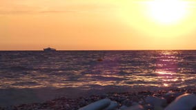 Puesta del sol en la playa del mar Pequeña nave en el horizonte almacen de metraje de vídeo Puesta del sol en la playa del mar Pequeña nave en el horizonte almacen de metraje de vídeo