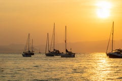 Puesta del sol en los barcos de navegación en las islas de Lérins, Cannes riviera francesa Francia fotos de archivo libres de regalías Puesta del sol en los barcos de navegación en las islas de Lérins, Cannes riviera francesa Francia fotos de archivo libres de regalías