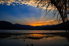 Puesta del sol en Pokhara, Nepal imagen de archivo libre de regalías Puesta del sol en Pokhara, Nepal imagen de archivo libre de regalías