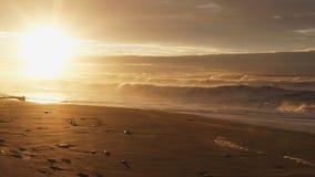 Puesta del sol en una playa con resaca Puesta del sol en una playa con resaca