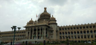 Puesta del sol en Vidhana Soudha foto de archivo libre de regalías Puesta del sol en Vidhana Soudha foto de archivo libre de regalías