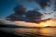 Puesta del sol escénica en la orilla de Batangas, Filipinas fotos de archivo libres de regalías Puesta del sol escénica en la orilla de Batangas, Filipinas fotos de archivo libres de regalías