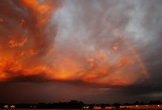 Puesta del sol estupenda sobre el campo de aviación imágenes de archivo libres de regalías Puesta del sol estupenda sobre el campo de aviación imágenes de archivo libres de regalías