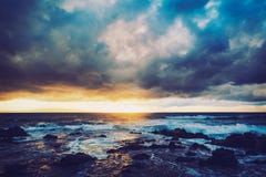 Puesta del sol hawaiana fotografía de archivo libre de regalías Puesta del sol hawaiana fotografía de archivo libre de regalías