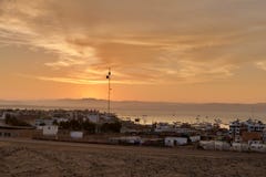 Puesta del sol hermosa Ciudad del pescador construida en un desierto imagen de archivo libre de regalías Puesta del sol hermosa Ciudad del pescador construida en un desierto imagen de archivo libre de regalías