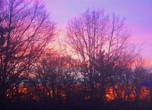 Puesta del sol hermosa con el Lit del cielo en rojo ardiente imágenes de archivo libres de regalías Puesta del sol hermosa con el Lit del cielo en rojo ardiente imágenes de archivo libres de regalías