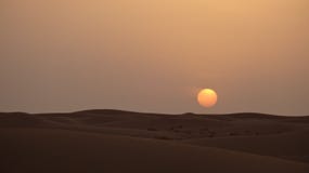 Puesta del sol hermosa del desierto cerca de Dubai fotos de archivo Puesta del sol hermosa del desierto cerca de Dubai fotos de archivo