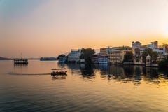 Puesta del sol del lago Pichola en Udaipur, la India foto de archivo libre de regalías Puesta del sol del lago Pichola en Udaipur, la India foto de archivo libre de regalías