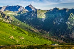 Puesta del sol maravillosa en las montañas de Tatra en Polonia Fotos de archivo Puesta del sol maravillosa en las montañas de Tatra en Polonia Fotos de archivo