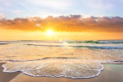 Puesta del sol que sorprende en una playa tropical arenosa fotografía de archivo libre de regalías Puesta del sol que sorprende en una playa tropical arenosa fotografía de archivo libre de regalías