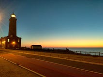 Puesta del sol sobre el faro imagen de archivo Puesta del sol sobre el faro imagen de archivo