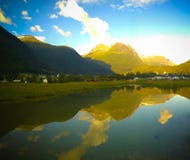 Puesta del sol sobre el pueblo de Innvikfjorden y de Loen, Stryn, Noruega fotos de archivo Puesta del sol sobre el pueblo de Innvikfjorden y de Loen, Stryn, Noruega fotos de archivo