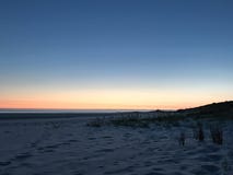 Puesta del sol sobre la playa blanca fotografía de archivo Puesta del sol sobre la playa blanca fotografía de archivo