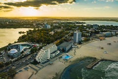 Puesta del sol sobre la playa en la costa del Mar Negro, Ccnstanta, Roma de Mamaia imagen de archivo Puesta del sol sobre la playa en la costa del Mar Negro, Ccnstanta, Roma de Mamaia imagen de archivo
