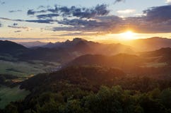 Puesta del sol sobre paisaje de la montaña del verano en Eslovaquia, Pieniny fotos de archivo Puesta del sol sobre paisaje de la montaña del verano en Eslovaquia, Pieniny fotos de archivo
