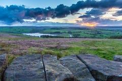 Puesta del sol sobre parque nacional de los valles de Yorkshire foto de archivo Puesta del sol sobre parque nacional de los valles de Yorkshire foto de archivo