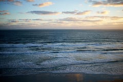 Puesta del sol sobre un océano tranquilo en la Florida, los E.E.U.U. fotografía de archivo libre de regalías Puesta del sol sobre un océano tranquilo en la Florida, los E.E.U.U. fotografía de archivo libre de regalías