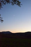 Puesta del sol soñadora en las montañas fotos de archivo Puesta del sol soñadora en las montañas fotos de archivo